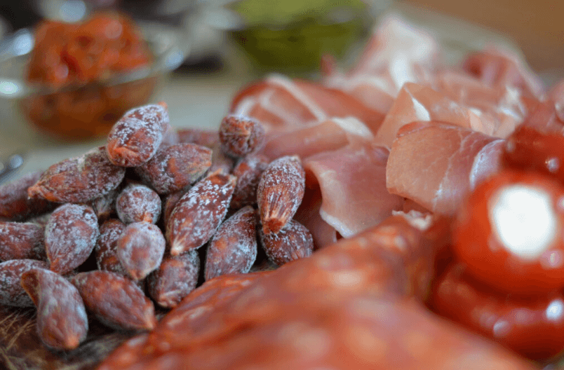 Tapas ost pølser vinsmagning